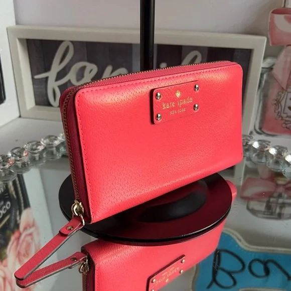 Kate Spade Coral Zip-Around large Wallet like new - Picture 1 of 12